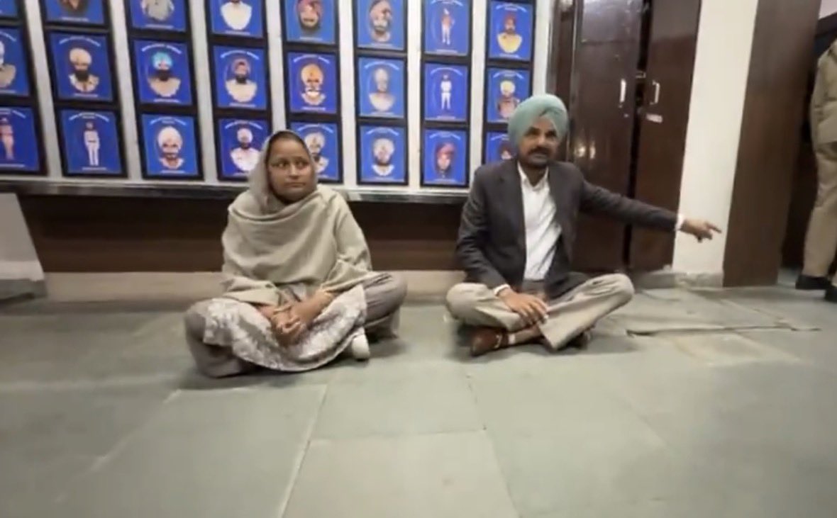 दिल को झकझोर देने वाली खबर 😭

आज मानसा पुलिस ऑफिस के बाहर सिद्धू मूसेवाला के माता-पिता धरने पर बैठे हैं

एक पिता, जिसने अपना बेटा खो दिया आज उसी बेटे की कमाई बचाने के लिए सिस्टम से लड़ रहा है

मूसेवाला के सोशल मीडिया अकाउंट्स से हुई कमाई को लेकर एक शिकायत दर्ज करवाई थी. पुलिस से