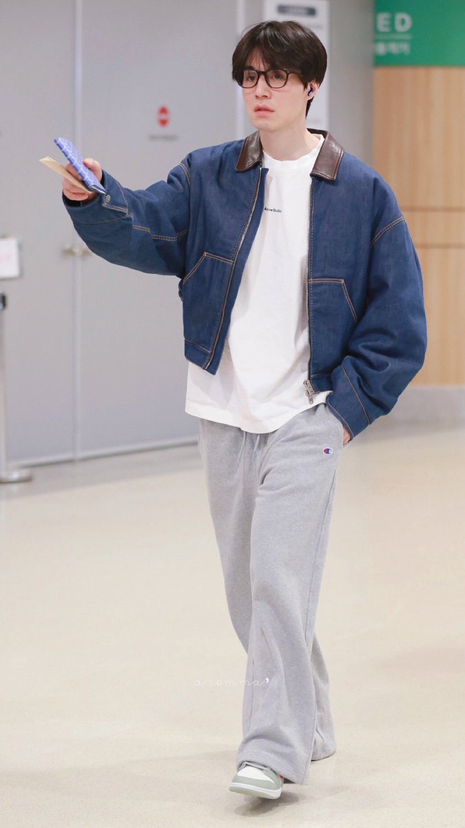 his airport outfit is always on point 😗🤌🏻