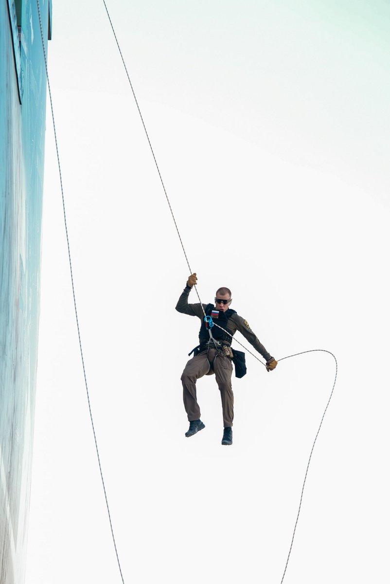 swat_challenge's tweet image. Physical strength, tactical proficiency, and leadership on display — Team Russia in action. 🇷🇺💪

#UAESWATChallenge