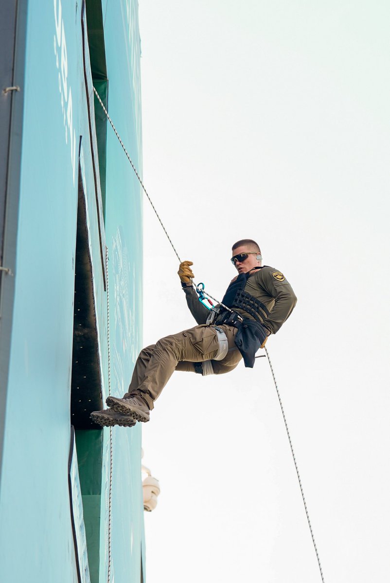 swat_challenge's tweet image. Physical strength, tactical proficiency, and leadership on display — Team Russia in action. 🇷🇺💪

#UAESWATChallenge