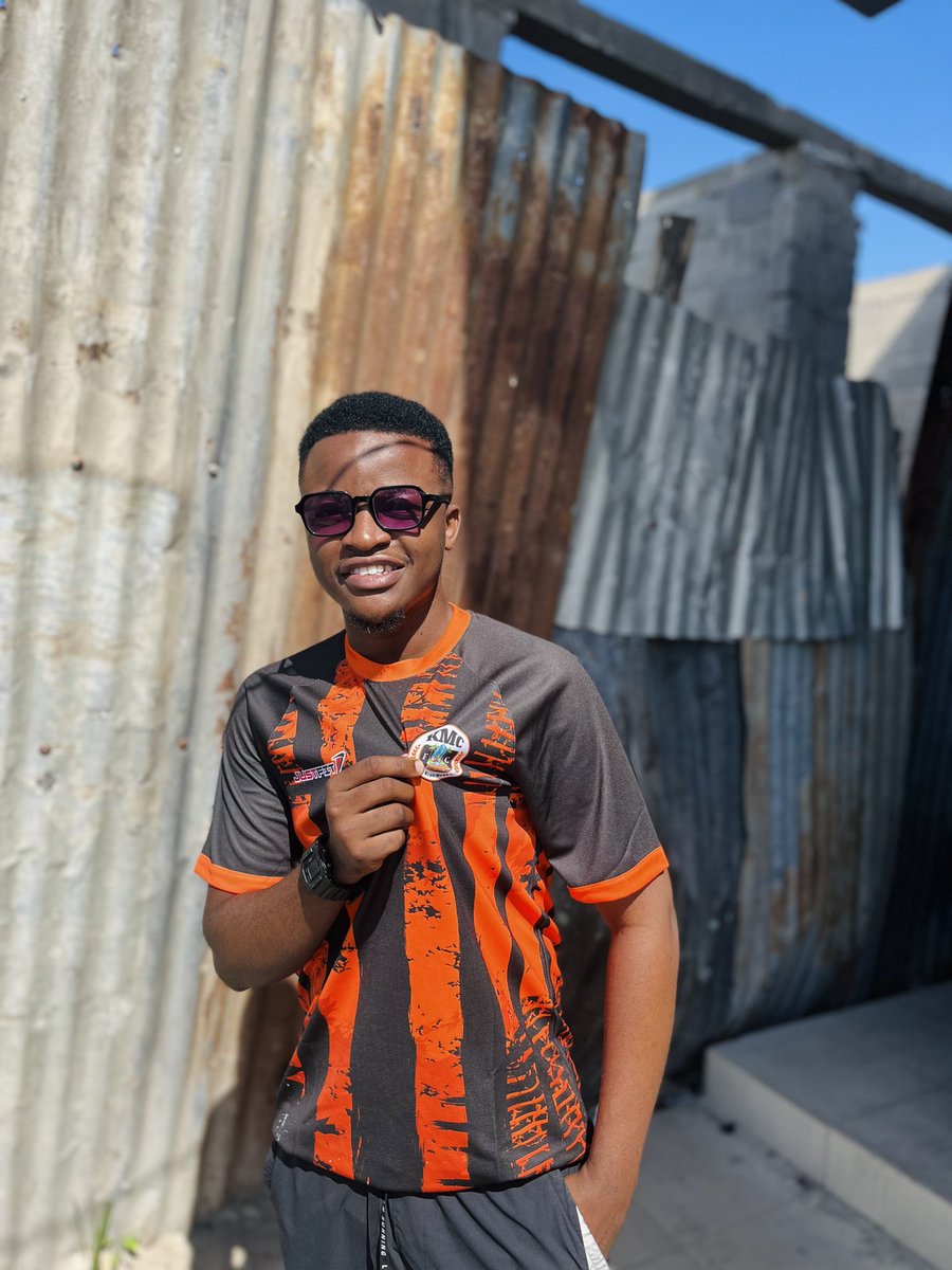 bajabiri's tweet photo. Kabla hujaenda #KMCComplex kuwacheki #KMCVsSimba pita #JustFit upate mtoko wa leo.
Kuna Polo Tees ๐ na jezi nzuri za #KMCFc https://t.co/8Lt3wJfmfa