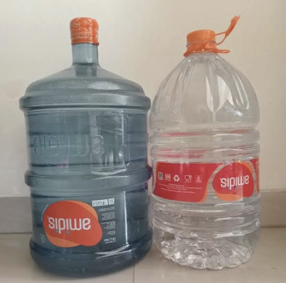 sosmedkeras's tweet image. “Maaf pak, air mineral yang bapak pesan tak ada, ada merk Sipiwe. Ini juga ada 2 jenis ada yang galon biru, ada galon bening. Gimana pak?”

“Sipiwe? Merk apaan tuh? Coba difoto”