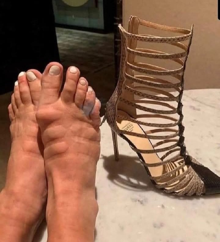 Quem é que daqui já tem saudades de usar sandálias? 😆😆😆

Feliz Quarta! Arejem.os pés! 😁😁