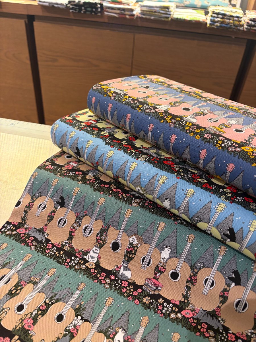 marbleSUD_tsite's tweet photo. お客様作品のご紹介🪡✨

ギターボーダーの生地でBAGを作って下さいました🙌

前ポケットや、内側にも柄の生地を使われており
こだわりのデザインですね😊

素敵な作品をありがとうございます♪

#マーブルシュッド #枚方Tサイト https://t.co/DbLfW5uJjR