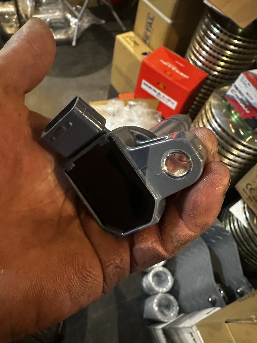 兵庫県　セリカ様

お客様に発送いたします！

2ZZ用イグニッションコイルは純正生産終了しています。
でもTiRACING、諦めませんでした。

長年、メーカーに納めていた企業に直接交渉し、
超大量ロットで発注することで——ついに、復刻。

そう、これは TiRACINGリバイバルコイル です。