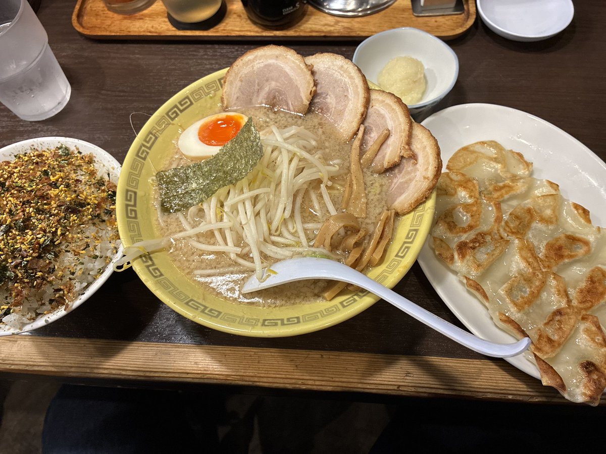 ryisakurao1's tweet photo. JR南武線南多摩駅前の「江川亭 南多摩店」でチャーシュー麺(太麺、ニンニクトッピング)とふりかけご飯、パリパリ餃子。
自転車できたが、最近動いていないからか、腰が重い。
 #らーじお 
 #37diet 
 #ご褒美のラー ストック 4回 https://t.co/jEtbm1Q0a3