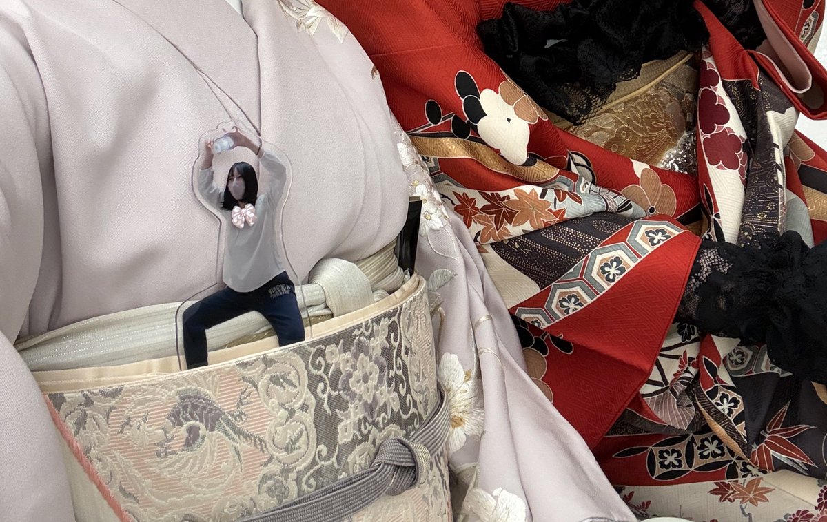 今日友達の結婚式だったんだけど、仲良し4人組のうちの1人が海外の仕事で参加できず、＂アクスタにされる＂という妙案で参列することに成功した。

帯に挟んで、一緒にお祝いしました。