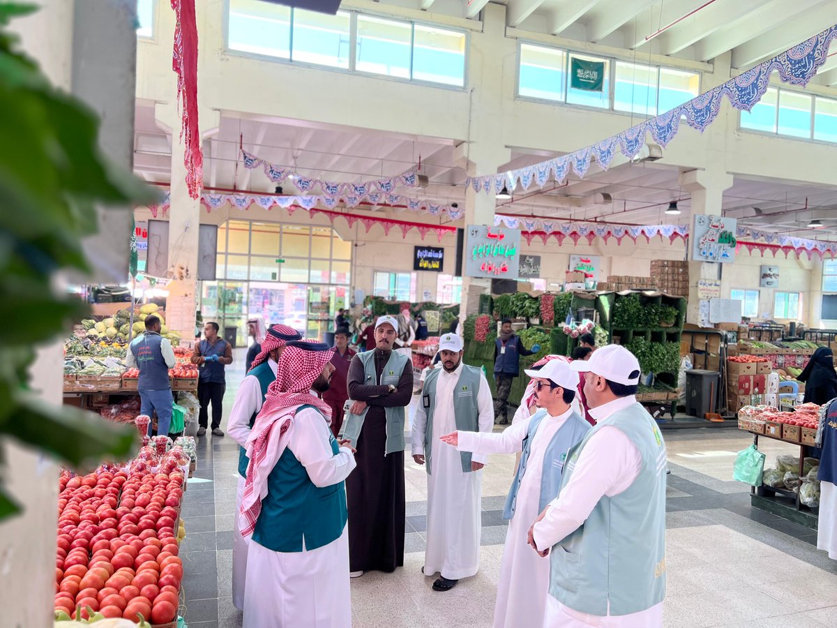 فرع #وزارة_التجارة بمحافظة #الطائف ينفذ جولات استباقية على أسواق النفع العام لمتابعة وفرة السلع والمنتجات، والتحقق من التزام المنشآت، ضمن خطتها الموسمية لشهر رمضان.