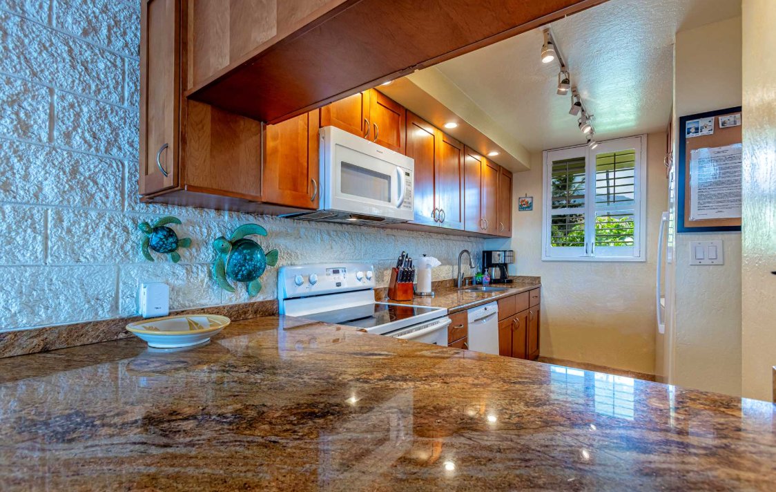Oceanfront 2BR/2BA condo 🌊✨

Third-floor views of Molokini &amp; Kahoʻolawe, turtles below &amp; whales in winter 🐢🐋

King bed + twins | Sleeps 4–6 | 400 Mbps Wi-Fi | Steps to Sugar Beach
Quiet, upgraded, sunset-perfect in Maʻalaea. 🌅 DM for details!