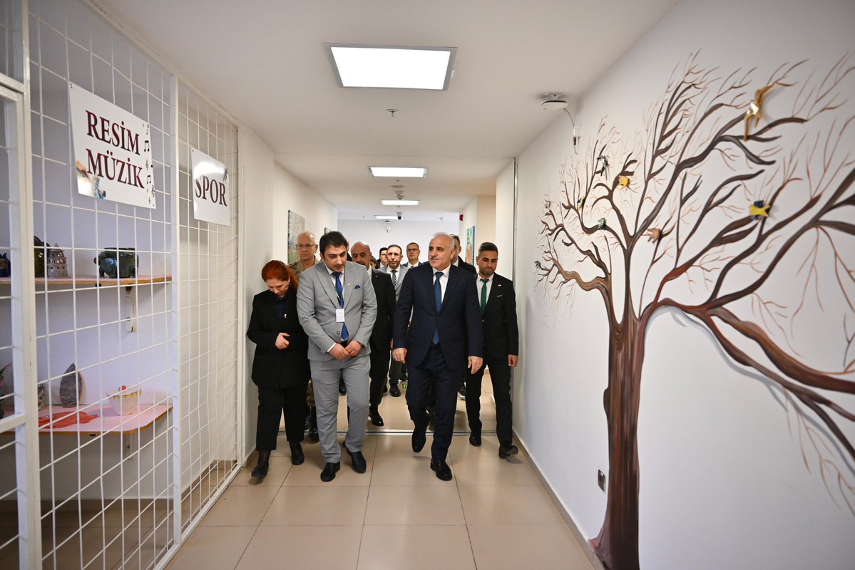 Valimiz Murat Zorluoğlu, Yeşilay Rehabilitasyon Merkezi’ni ziyaret ederek yürütülen çalışmalar hakkında bilgi aldı. 

Yeşilay; bağımlılıkla mücadelede önleyici faaliyetlerinin yanında rehabilitasyon ve toplumsal farkındalık bakımından da kritik bir rol üstlenmektedir.