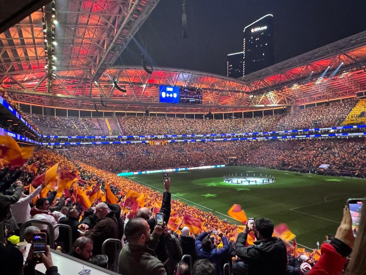 Galatasaray için çok önemli bir haftaya girdik.
Hayat olağan akışında akarsa, Fenerbahçe'nin Trabzonspor'dan puan alamayacağını ve ligde puan farkının 6'ya çıkacağını düşünüyorum.
Huzursuzluk çıkarmaya çalışan, hocayı ve oyuncuları hedef alan kişilere dikkat edilmeli.