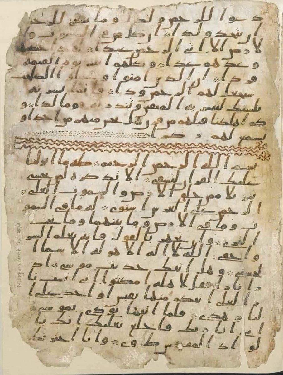 bri8trose's tweet photo. مخطوطة برمنجهام ..
أقدم مخطوطة معروفة ل��قرآن الكريم .

تم تحديد عمرها بالكربون المشع فكان عمر كتابتها من الفترة من 568 إلي 645 ميلادية.

النبي محمد صلي الله عليه وسلم ولد سنة 571 ميلادية 
وتوفي سنة 632 ميلادية .

بمعني أنك تنظر الأن إلى مخطوطة من القرآن كتبت بين يدي سيدنا محمد صلي الله عليه وسلم. 

بالطبع لا نعرف من الكاتب .
ربما أحد كتاب الوحي 
ربما علي بن ابي طالب رضي الله عنه 
عبد الله بن مسعود رضي الله عنه 
زيد بن ثابت رضي الله عنه 
معاوية بن ابي سفيان رضي الله عنه 
لا نعرف ...

ولكن جمال الخط ودقة الكتابة وسلامتها فعلا مدهشة .

هذه المخطوطة احتمال كبير جدا 
تم إملاءها من سيدنا محمد صلي الله عليه وسلم وبإلقاء الروح الأمين جبريل عليه السلام وبخط أحد كتاب الوحي.

عثرت الدكتورة ألبا فيديلي على المخطوطة عندما كانت تدرس العناصر في مجموعة من مخطوطات الشرق الأ��سط كجزء من بحثها للحصول على درجة الدكتوراه، كانت المخطوطة عبارة عن صفحتين من مصحف غير معرّفتين تعودان لأواخر القرن السابع الميلادي. 

وقد رتبت لفحصهما باستخدام الكربون المشع في وحدة مسارع الكربون المشع في جامعة أكسفورد. قُدّر أن تاريخ المخطوطة يعود للفترة بين عا��ي 568 و645 ميلادي بنسبة دقة 95.4%.

وقد ذكر الدكتور والي، المتخصص البارز في المخطوطات الفارسية والتركية في المكتبة البريطانية «إن هاتين اللفافتين المكتوبتين بخط يد حجازي جميل ومقروء بشكل مدهش، تعودان بكل تأكيد إلى زمن الخلفاء الثلاثة الأوائل»، والخط الحجازي هو من الخطوط العربية التي كان يُكتب بها القرآن في القرن الأول الهجري، وهو ما يجعل الوثيقة إحدى أقدم نسخ القرآن في العالم، وقال الدكتور والي أيضا «العثور على هذه المخطوطة، بجمال محتواها الخالص وخطها الحجازي الواضح بشكل مثير، خبر يدخل السعادة إلى قلوب المسلمين».

إن هذه المخطوطة النادرة موجودة في مكتبة الج��معة منذ قرن تقريباً ولم يدرك العلماء أهميتها إلا في الوقت الحالي بعد أن قاموا بتحليلها، ويقول الباحثون في هذه الجامعة إن هذه المخطوطة قد كُتبت في عهد النبي محمد، ويؤكد الباحثون في الجامعة أن هذه المخطوطة هي أقدم نص قرآني يتم العثور عليه حتى الآن.

أما البروفسور ديفيد توماس David Thomas أستاذ اللاهوت في جامعة برمنغهام فيقول: أسفرت الاختبارات التي أُجريت على مخطوطة أوراق برمنغهام عن الاحتمال القوي بأن الحيوان الذي أُخذ منه كان على قيد الحياة خلال حياة النبي محمد أو بعد ذلك بوقت قصير. هذا يعني أن أجزاء القرآن المكتوبة على هذه الرقعة يمكن ، بدرجة من الثقة ، أن يرجع تاريخها إلى أقل من عقدين بعد وفاة محمد. 

تحتوي المخطوطة على أجزاء من السور القرآنية وهي:

سورة الكهف – الآيات 17 – 23

سورة الكهف – الآيات 23 – 31

سورة مريم – الآيات 91 – 98

سورة طه – الآيات 1 -13

سورة طه – الآيات 13 -40

منقول