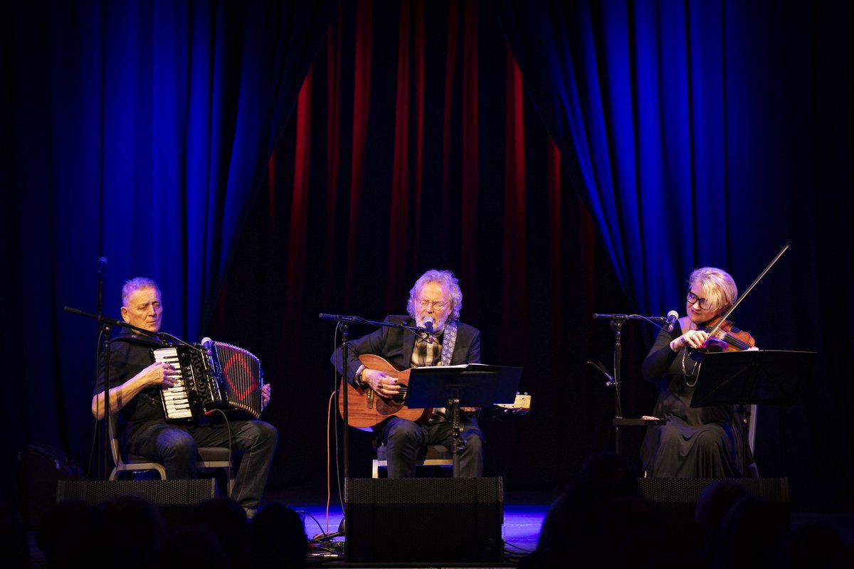 regmeuross's tweet photo. Thanks for having us @ColchesterArts 🔥 

The Strike trio presenting Fire &amp; Dust: A Woody Guthrie Story 

📸  Steve MacLachlan #woodyguthrie #folk #fireanddust https://t.co/aDm5kY2vyo
