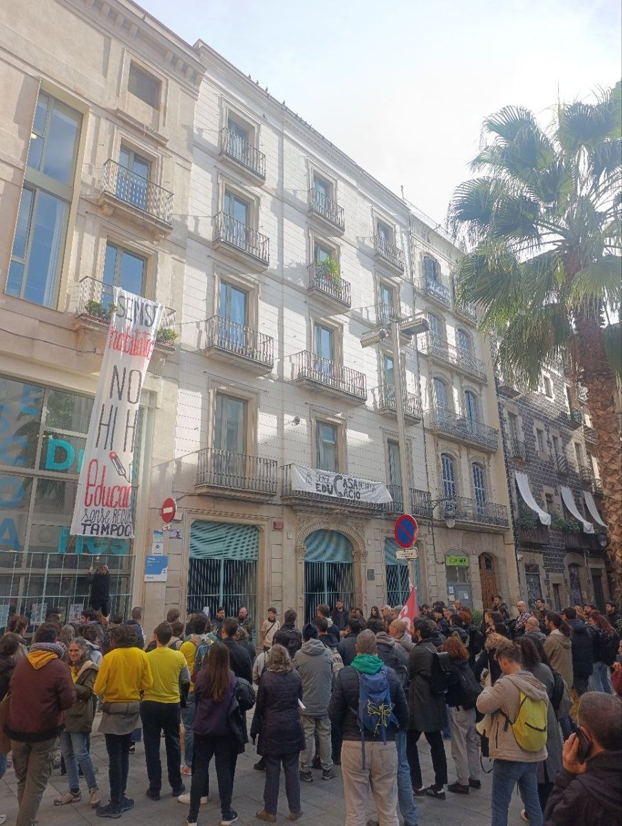 🔴Sense habitatge no hi ha educació!
Avui dia de vaga educativa, el piquet desplega una pancarta des de l'Escola Drassanes!
