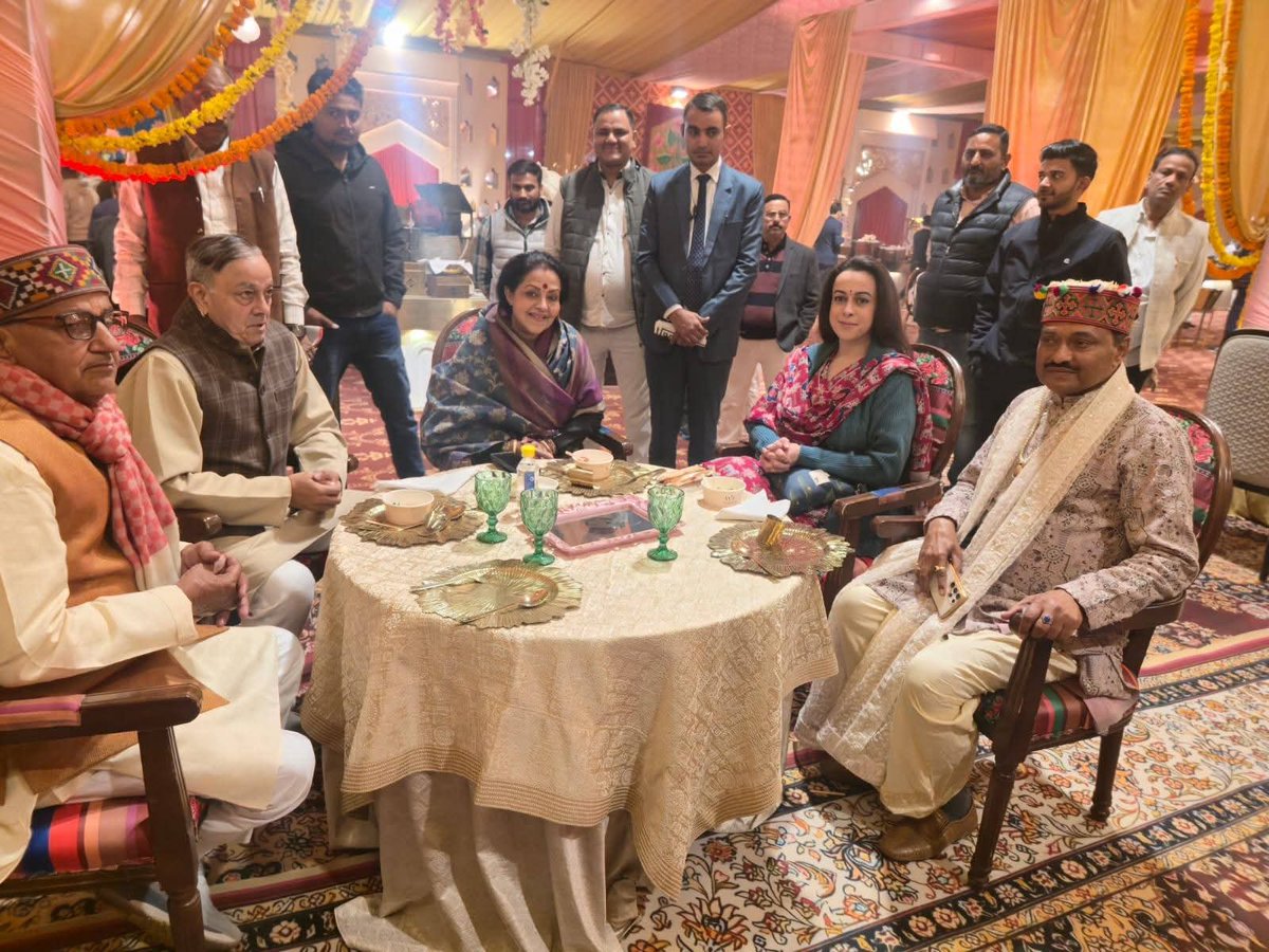 DrSanjaySinh's tweet photo. अमेठी जिला पंचायत अध्यक्ष राजेश अग्रहरी (मसाला) जी की सुपुत्री के विवाह समारोह में सम्मिलित होकर वर-वधु को स्नेहपूर्वक आशीर्वाद प्रदान किया।
नवदंपति के सुखद, सफल एवं मंगलमय दांपत्य जीवन की हार्दिक कामना। https://t.co/ku4JtPIR4x