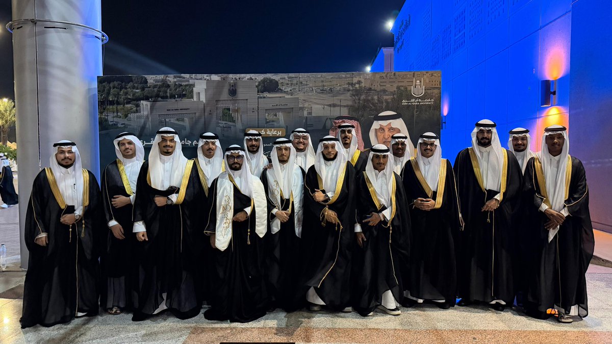 CI3ZIZ's tweet photo. ﴿وَآخِرُ دَعْوَاهُمْ أَنِ الْحَمْدُ لِلَّهِ رَبِّ الْعَالَمِينَ﴾

الحمد لله حتى يتمّ الفضل.
تخرجت من جامعة أم القرى – علوم الحاسب الآلي – بمرتبة الشرف الأولى، وتشرفت بالترشيح لالتقاط صورة جماعية مع سمو الأمير سعود بن مشعل آل سعود ضمن الطلبة المتفوقين.

#تخرج_جامعة_أم_القرى_74 https://t.co/Vg9xscFmhT