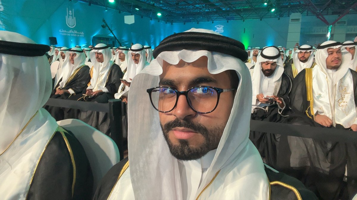 CI3ZIZ's tweet photo. ﴿وَآخِرُ دَعْوَاهُمْ أَنِ الْحَمْدُ لِلَّهِ رَبِّ الْعَالَمِينَ﴾

الحمد لله حتى يتمّ الفضل.
تخرجت من جامعة أم القرى – علوم الحاسب الآلي – بمرتبة الشرف الأولى، وتشرفت بالترشيح لالتقاط صورة جماعية مع سمو الأمير سعود بن مشعل آل سعود ضمن الطلبة المتفوقين.

#تخرج_جامعة_أم_القرى_74 https://t.co/Vg9xscFmhT