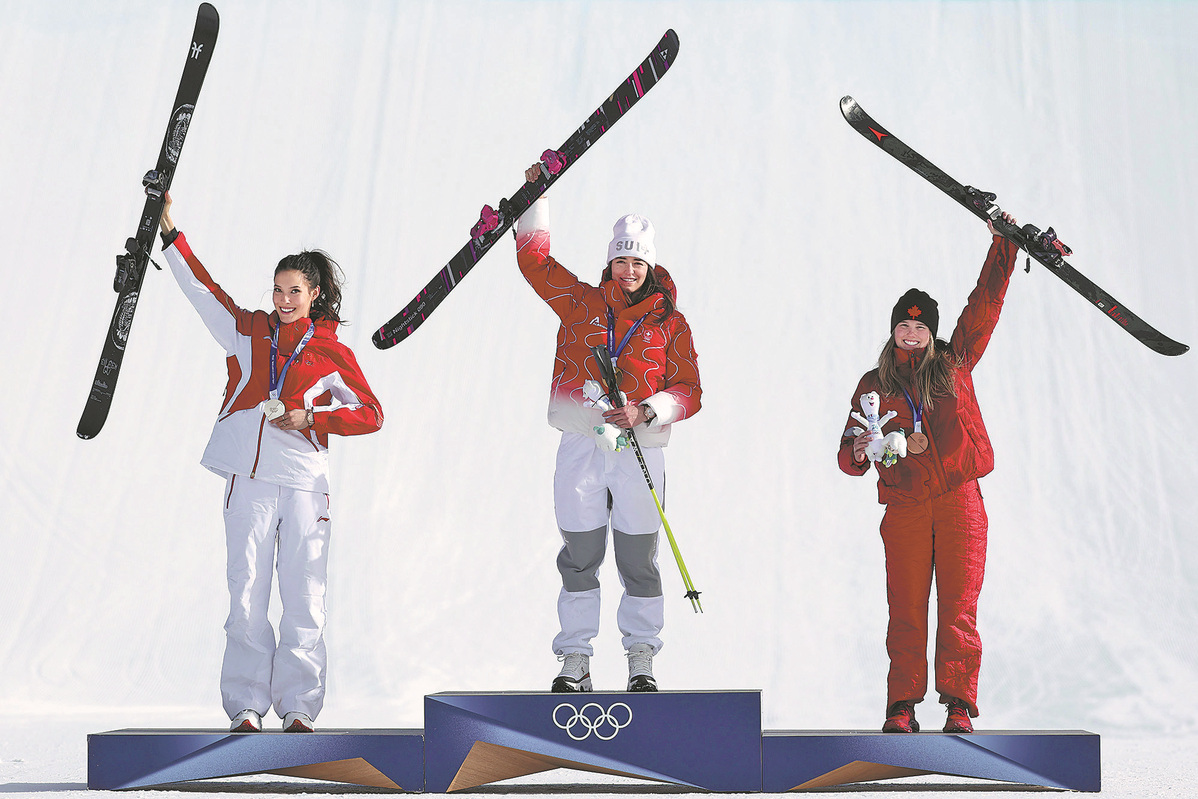 Silver medalist Gu (left), gold medalist Mathilde Gremaud (center) of Switzerland and bronze medalist Megan Oldham of Canada celebrate on the podium.
#WinterOlympics #MilanoCortinaOlympic2026 #MilanoCortinaOlympic2026