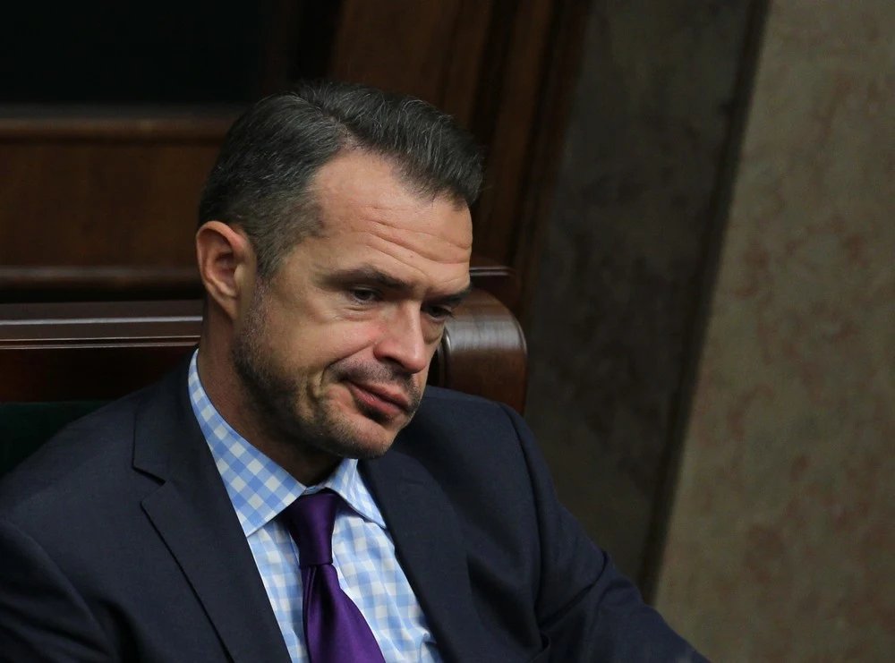 Dręczy mnie jedna kwestia. Czy wstający z kolan polski Wymiar Sprawiedliwości, po umorzeniu afery czystego jak łza i niewinnego jak noworodek Nowaka, zwróci mu miliony znalezione w nogach od stołów, komodach i pawlaczach?