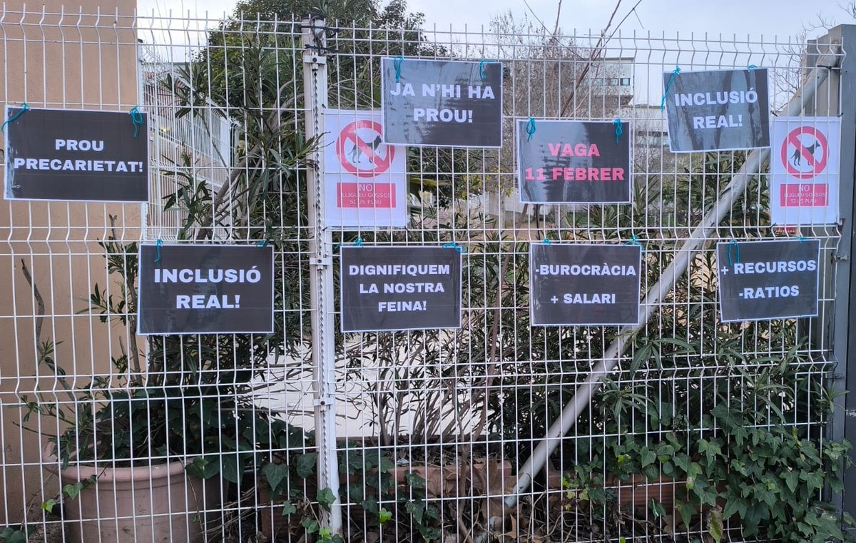 calancifolia's tweet photo. La comunitat educativa de Mollet ens hem trobat avui per anar plegades a la vaga.

Davant de la pujada dels preus i front del deteriorament de les nostres condicions de vida, les professionals de l'educació ens organitzem juntes!

Solidaritat entre obreres i guerra entre classes! https://t.co/UhLGOSqokN