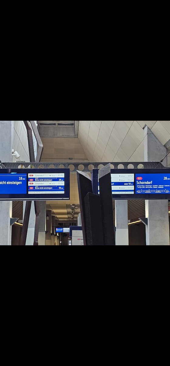 StephiJger's tweet photo. Ach ja schön das die @SBahn_Stuttgart wieder mal einfach ihren eigenen Fahrplan macht 🤬 #dankefürnichts https://t.co/3CAVPV54kk