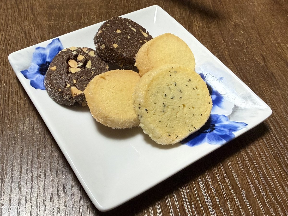 本日のおやつは妹が作ったクッキーです✋