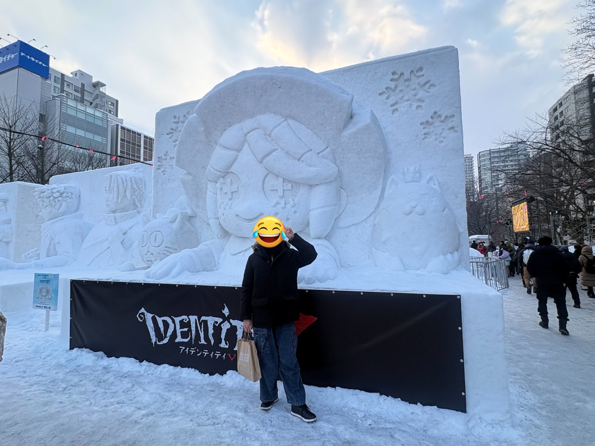 北海道初上陸！！
意外と寒くない！！自分が来たときがたまたまだったのかな
エマちゃんにも会えたしエマちゃん見てる人が第五の話してて同志ちゃんといるんだなあって嬉しくなってたし結構人いた！！
飛んで来た甲斐あった！！