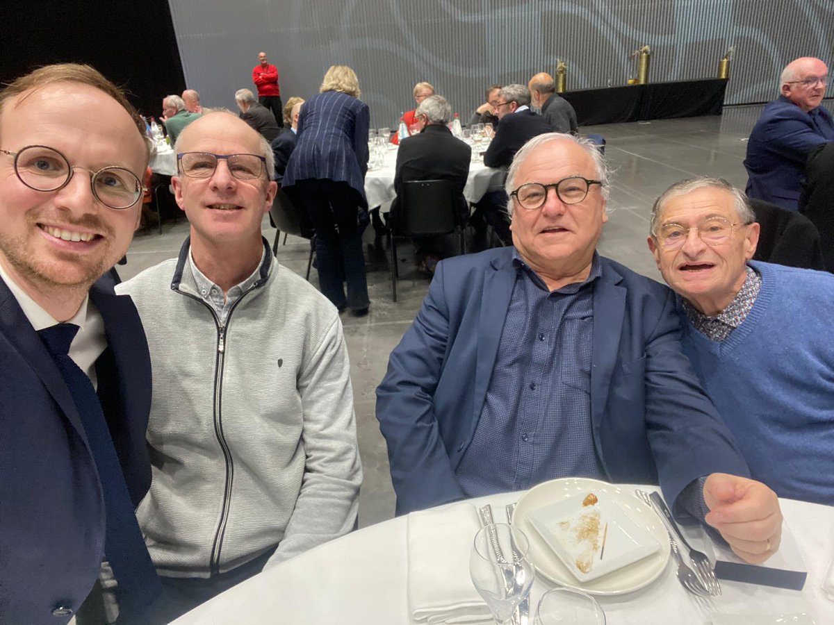 FlorianBercault's tweet photo. Dîner des maires organisé par @lamayenne.
🙏 Merci aux maires de @LavalAgglo pour la qualité des échanges et l’engagement collectif.
Merci @olivierrichefou pour ce tps de rencontre, dans l’esprit du #PrintempsDesMaires, en cette séquence particulière de la vie démocratique locale https://t.co/7WAwnrdPP0