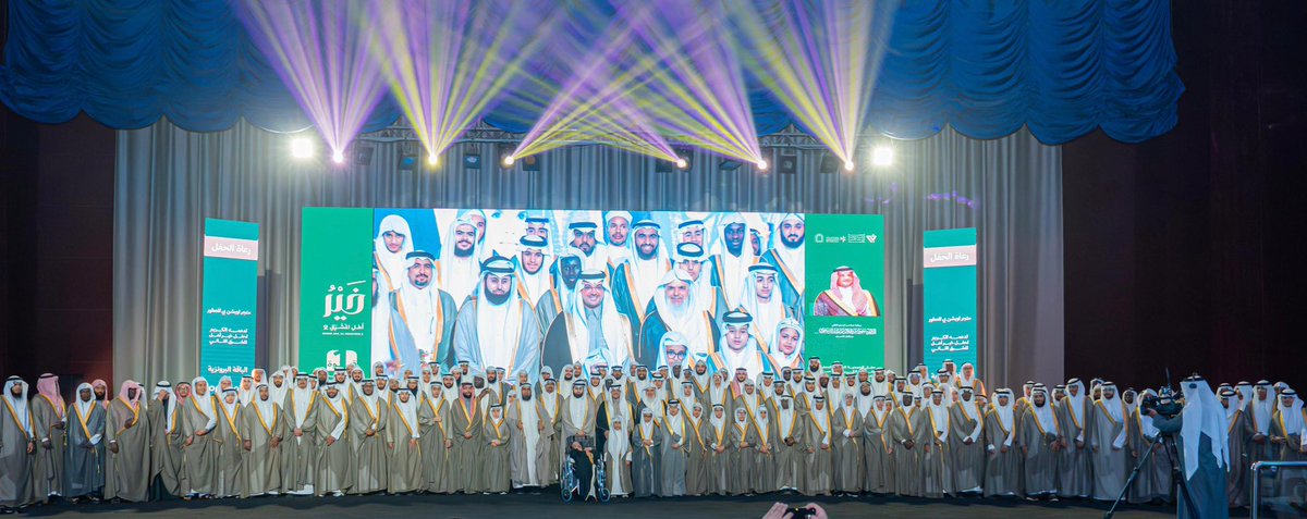 ahmedaljassim00's tweet photo. رعى صاحب السمو الملكي الأمير #سعود_بن_طلال بن بدر محافظ #الأحساء ، الرئيس الفخري للجمعية الخيرية لتحفيظ القرآن الكريم بالأحساء ، مساء أمس " الثلاثاء " ، حفل "خير أهل المشرق 2" للعام 1447هـ لتكريم (455) حافظًا ومجازًا لكتاب الله تعالى، بحضور أصحاب السمو والفضيلة والمعالي، وعدد من القيادات والمسؤولين بالمحافظة

 واستُهل الحفل بتلاوةٍ آيات الذكر الحكيم قدّمها أحد طلاب الجمعية، عكست مستوى الإتقان والتميّز في الحفظ والتجويد، أعقبها عرضٌ مرئي تعريفي استعرض مسيرة "خير أهل المشرق" وأبرز منجزات الجمعية، ودورها الريادي في تعليم القرآن الكريم ونشره

 وألقى رئيس مجلس إدارة الجمعية الخيرية لتحفيظ القرآن الكريم بالأحساء ناصر بن محمد النعيم كلمةً ثمن فيها الرعاية والدعم المتواصل من سمو محافظ الأحساء، وما أسهم به ذلك في تطوير برامج الجمعية ورفع جودة مخرجاتها

 وتخللت فقرات الحفل نماذج متميزة من قراءات الحفاظ من طلاب الجمعية، إضافةً إلى عرضٍ مرئي تناول أبرز برامج وأنشطة الجمعية، واستثماراتها، وخططها المستقبلية، في إطار سعيها لتعزيز الاستدامة وتوسيع أثرها المجتمعي

 وهنّأ سمو محافظ الأحساء الحفاظ والمجازين بهذا الإنجاز المتميز، مؤكدًا أن العناية بكتاب الله تحظى باهتمامٍ بالغ من القيادة الرشيدة -حفظها الله- من خلال دعم برامج جمعيات تحفيظ القرآن الكريم، وإقامة المسابقات، وتشجيع وتكريم حفظة كتاب الله

 وفي ختام الحفل، كرّم سموّه حفاظ كتاب الله تعالى، والمعلمين، والداعمين، والمساهمين في إنجاح برامج الجمعية الخيرية لتحفيظ القرآن الكريم بالأحساء، تقديرًا لجهودهم في خدمة القرآن الكريم وأهله