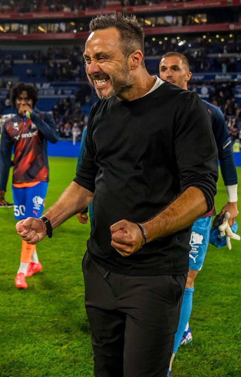 Wice77's tweet photo. Des coachs,on en a vu,des passionnés comme toi, beaucoup moins merci pour la passion et le respect du maillot. Roberto De Zerbi, Marseille ne t’oubliera pas.. ⚪️🔵ROBERTO UNO DI NOI ⚪️🔵
 #TeamOM #RDZ #DeZerbi https://t.co/VK2aVNN4Co