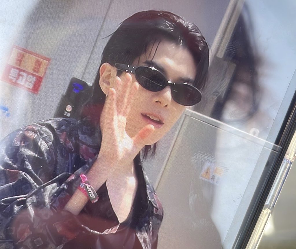 _0_00_000_0's tweet photo. 자연광 재호 귀해 ☀️ https://t.co/PtnzRaCFCi