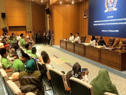 nu_online's tweet photo. Guru madrasah swasta menyoroti diskriminasi regulasi dalam akses seleksi PPPK. Mereka menuntut kesetaraan hak serta perlindungan hukum dari negara. https://t.co/q8ECFw7qj7 https://t.co/bDielLn5QG