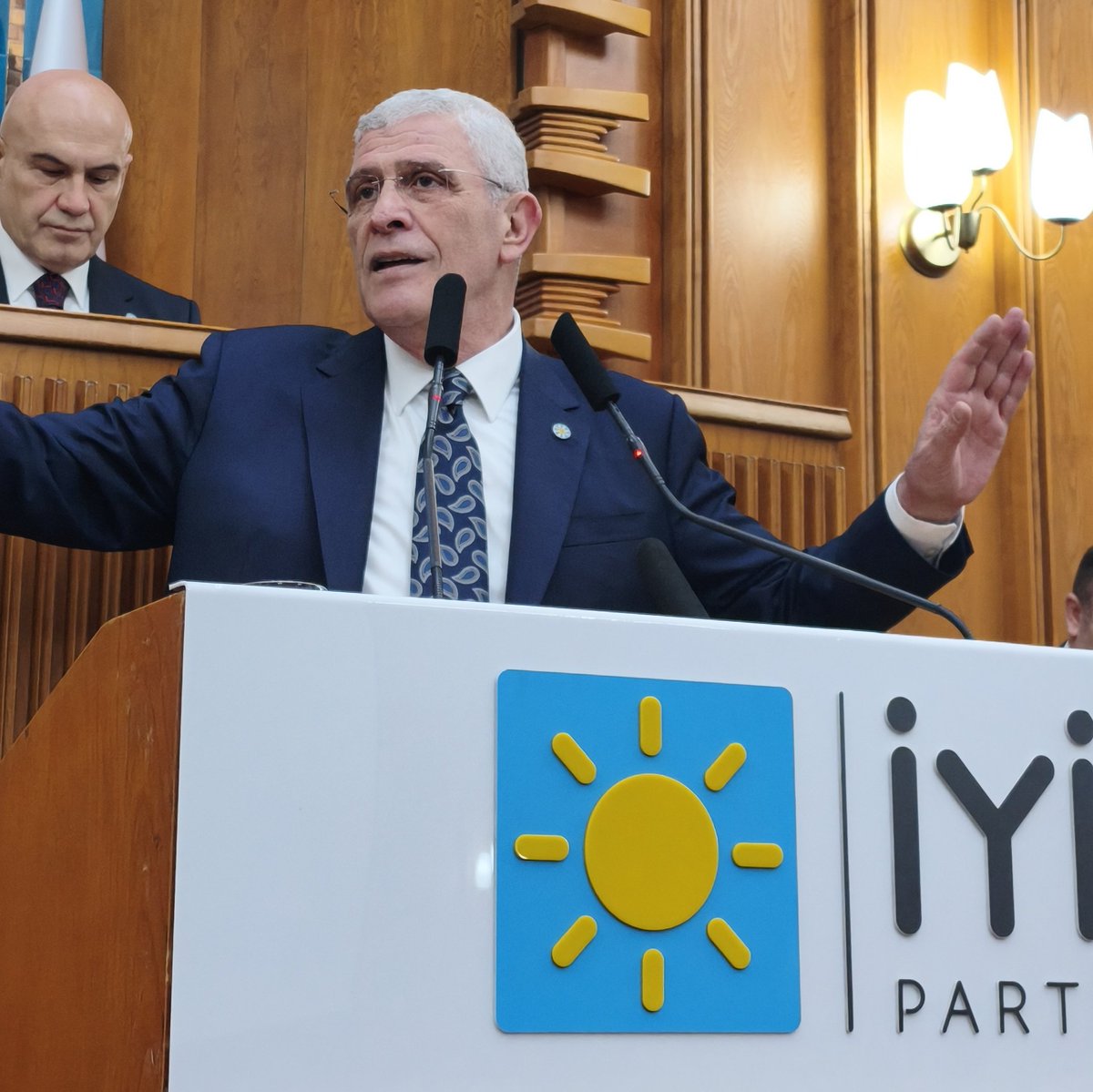 "Kadın belediye başkanına yapılan hakaretin cezasını yapanı kapı dışarı ederek gösterdik. 

Şimdi onlar Atatürk’ün annesine hakaret edenlere ne yapacaklar göreceğiz"

Müsavat Dervişoğlu