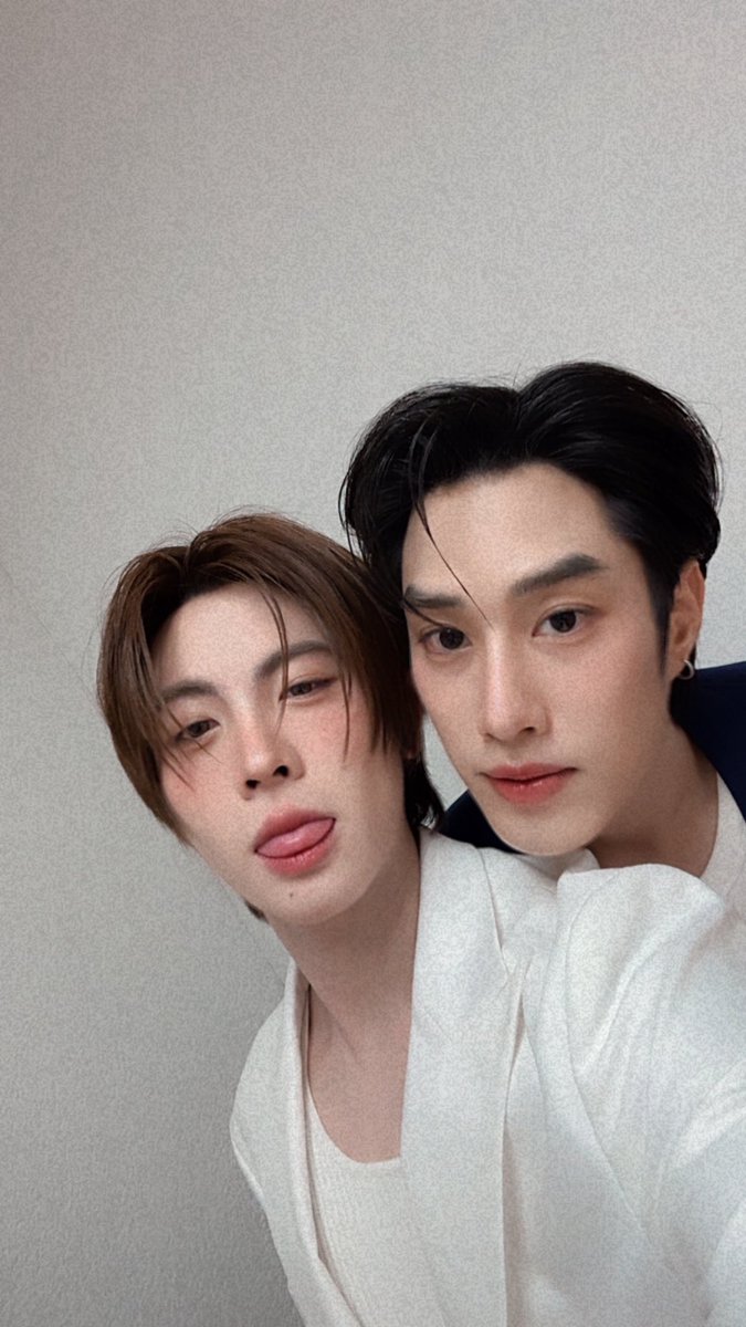 โมเมนต์น่ารัก ๆ ของคู่จิ้น เติ้ล-เฟิร์สวัน มีออกมาให้เหล่าด้อมติดฝน (ชื่อแฟนคลับ) ได้ฟินกันตลอด ใครเห็นก็ต้องใจเหลวเป๋ว ดูไปยิ้มไป จนเกิดคำถามในหัวว่า เค้าเป็นแฟนกันปะ? เพราะเพื่อนแบบใดห์เค้าใกล้ชิดกันเบอร์นี่เนี่ยยยยยยยย  
.
💙ร่วมโหวต #เติ้ลเฟิร์สวัน เป็น #ShiningStaroftheYear