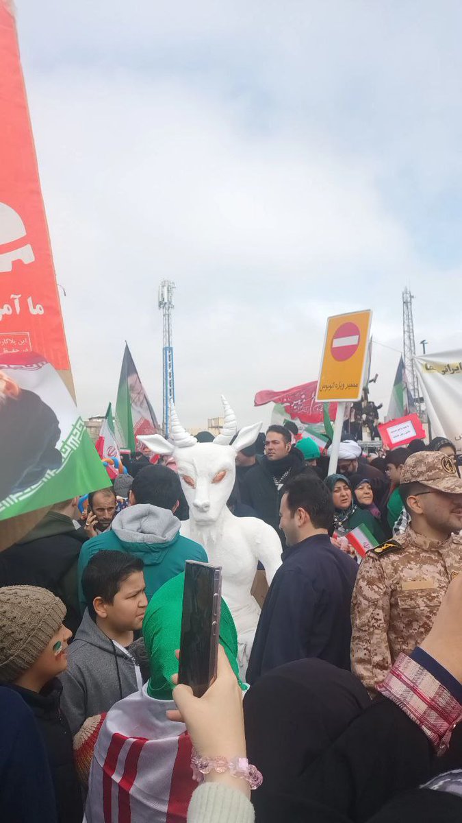 نمایی دیگر از سوزاندن بت بعل در راهپیمایی 22 بهمن 
مشهد مقدس 
#فتح_بزرگ 
#روز_خوب_پیروزی