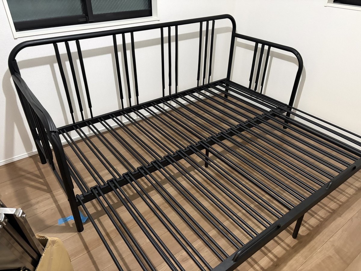 引っ越し最大の難所IKEAのベッド完成、このベッド、IKEA家具の中でもS難易度で、何回組み立ても、最後のポール嵌めるところで「落ちた、、、、😭」ってなる。