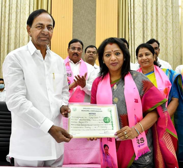 KCR garu chose her as 1st Woman Mayor from OBC's to be Face of Hyderabad

and Madam's thanking note does not have space for KCR ...