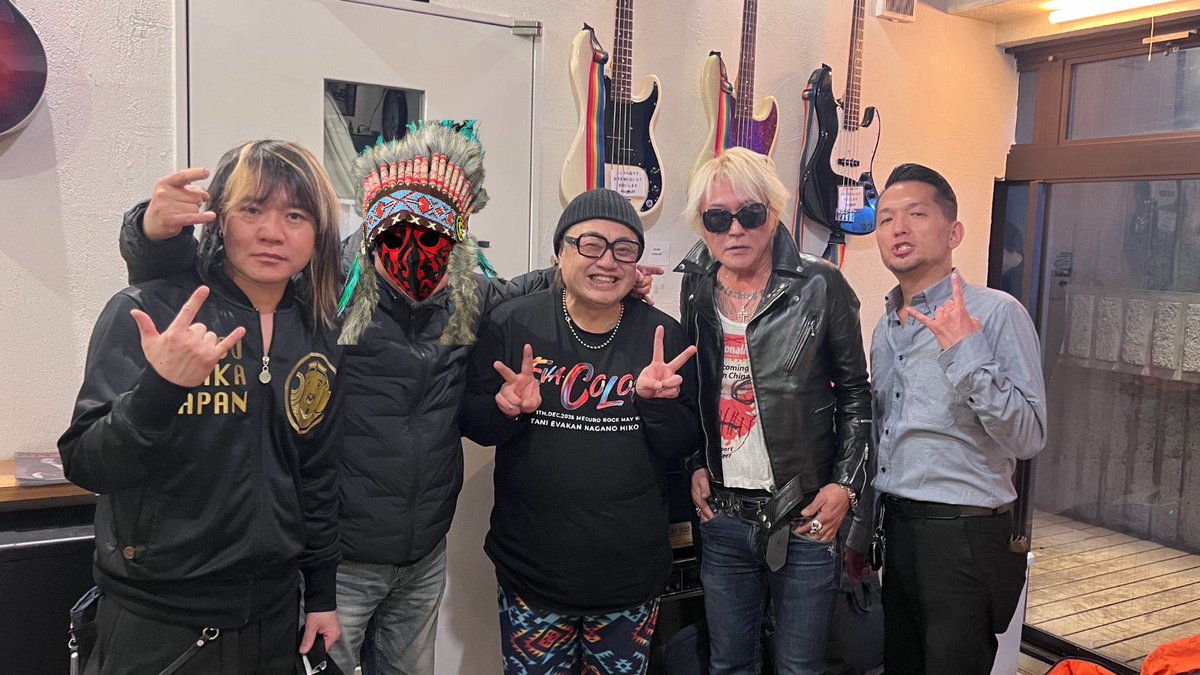 daisuke_vabel's tweet photo. 本日もスタジオでした!
#EVACOLOR
のゲネプロで大先輩達とCOLORの曲を演りました。やはりlegendの方々と演奏すると緊張ガチガチです…だって俺の隣でHIROKIサン弾いてるんだゼ💦本家DsのTOSHIさんの🥁でEVAKANさんの🎸Chaosさんの🎤大変光栄でした。
こんな日が来るなんて思ってもみませんでした…🙀 https://t.co/6eWYqv7B2h