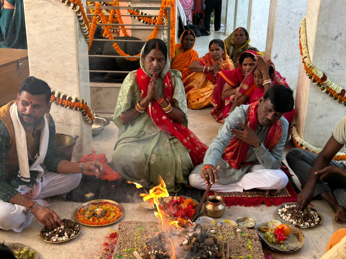 आज चिटाही स्थित श्री श्री राम राज मंदिर के वार्षिकोत्सव सह श्री रामचरितमानस पाठ की पूर्णाहुति में सम्मिलित हुआ। इस पावन अवसर पर श्री गणेश जी, श्री राधे-कृष्ण, देवाधिदेव महादेव, वीर हनुमान तथा प्रभु श्रीराम, लक्ष्मण एवं माता सीता का ध्यान कर आचार्य के सान्निध्य में महाआरती एवं हवन