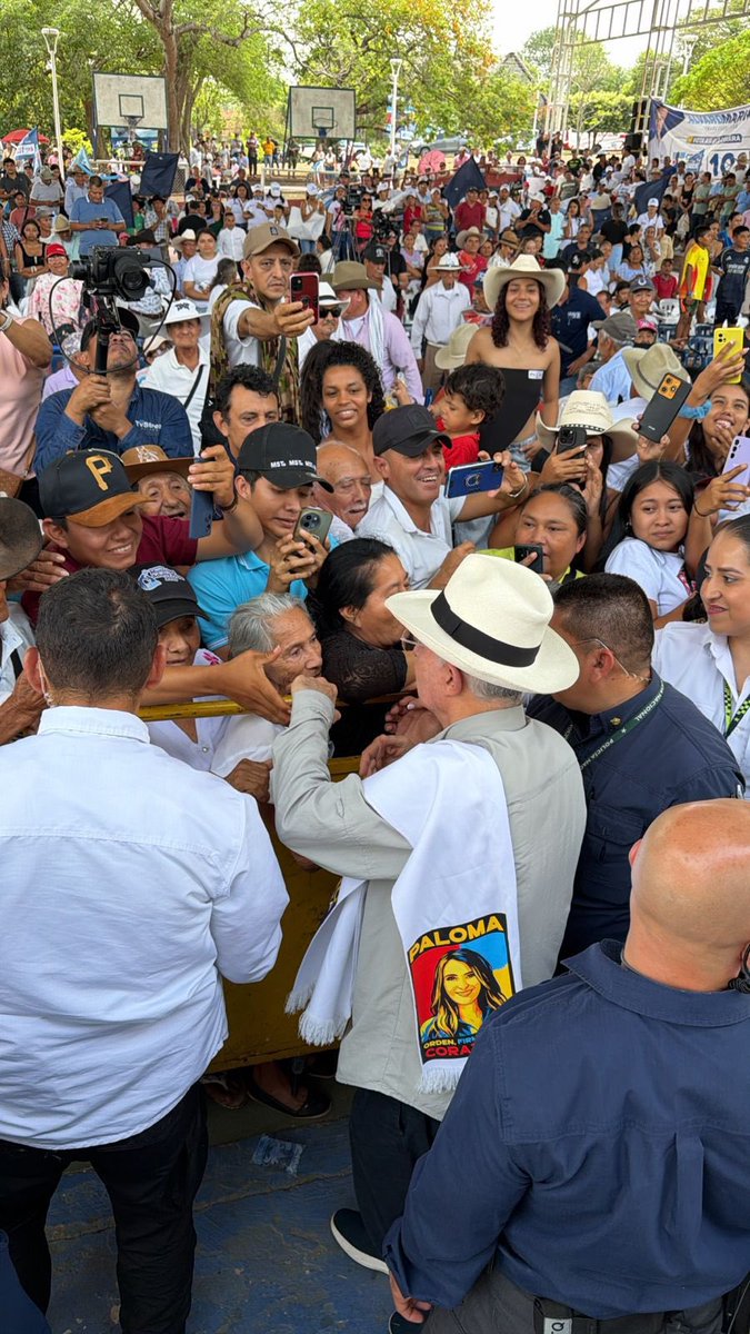 Se echó al hombro la campaña de Paloma..literalmente.