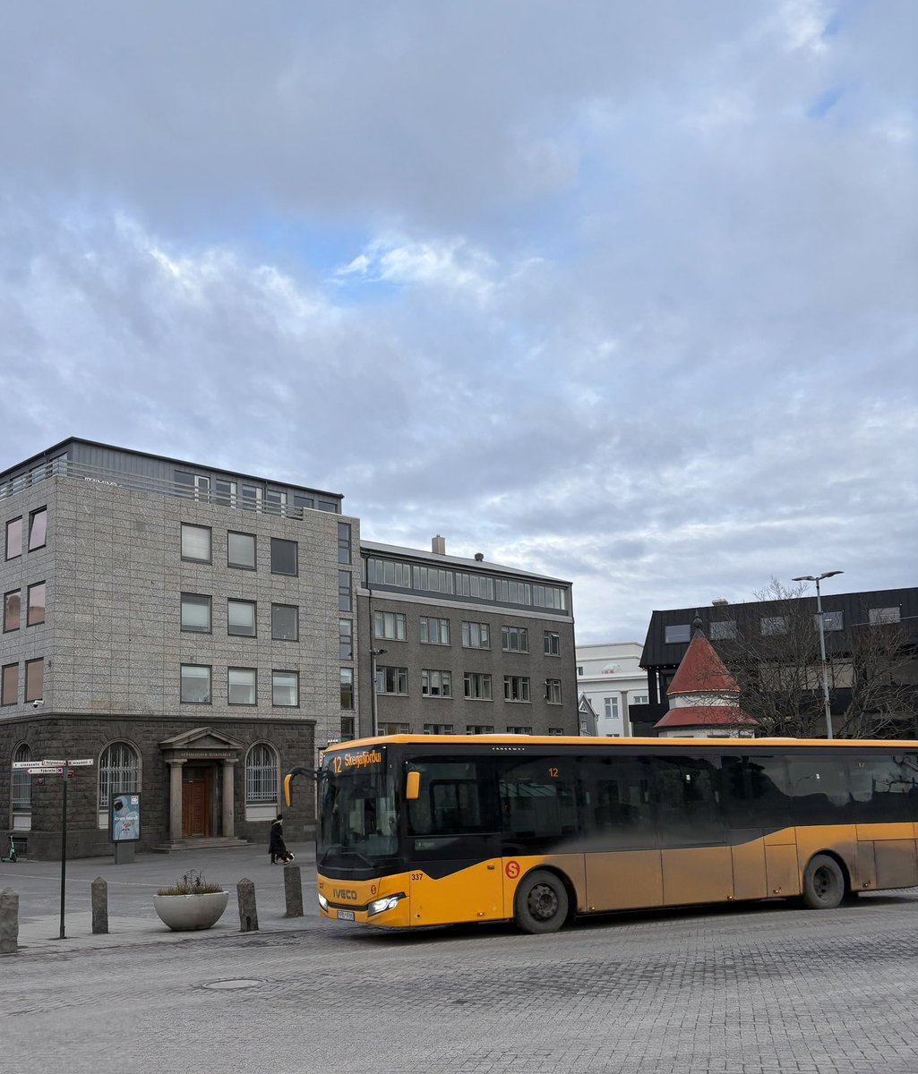 ナナツイロREALiZEのMVに出てくるアイスランドに某アイナナオタクが一人旅へ🇮🇸

あ、ここ！！ってなる景色ばかりで6人が乗ってたオレンジ色のバスや三月とナギが尋ねてた黄色い家も✨
とっても素敵な国なうえに、ここに私の大好きなアイナナちゃん達が来たんだ〜！と思いながら観光できて最高でした🌈