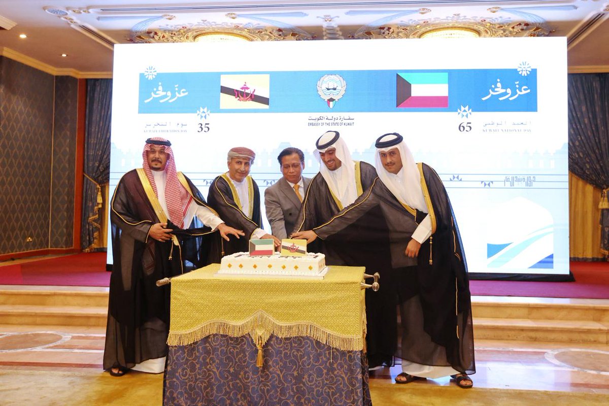kuna_ar's tweet photo. بحضور لفيف من كبار المسؤولين ورؤساء وأعضاء البعثات الدبلوماسية المعتمدة بالإضافة إلى صحفيين وشخصيات عامة بارزة

سفارات دولة الكويت لدى بروناي وسنغافورة وتايلاند وقنصليتها العامة في مدينة كوانزو تحتفل بالذكرى الـ 65 للعيد الوطني والذكرى الـ 35 ليوم التحرير

https://t.co/hXLlcBwZdW

#كونا #الكويت