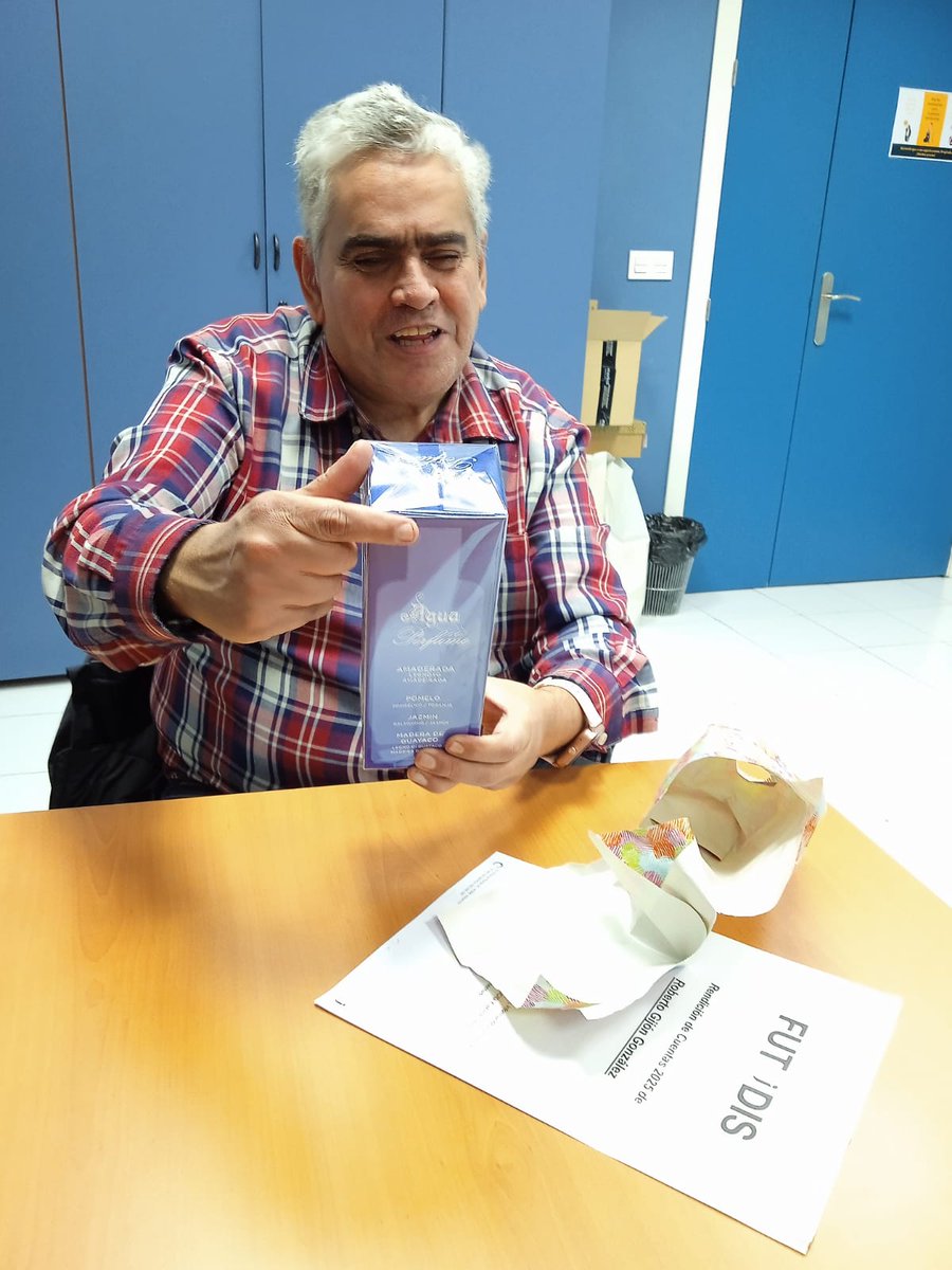 Roberto, persona apoyada en Valladolid, ha venido a la oficina para que su referente económico le explique la rendición de cuentas del 2025 📑
Este momento sirve para compartir información y resolver dudas 🤝 Y no solo eso, ha sido su cumpleaños y ha recibido su regalo 🎁