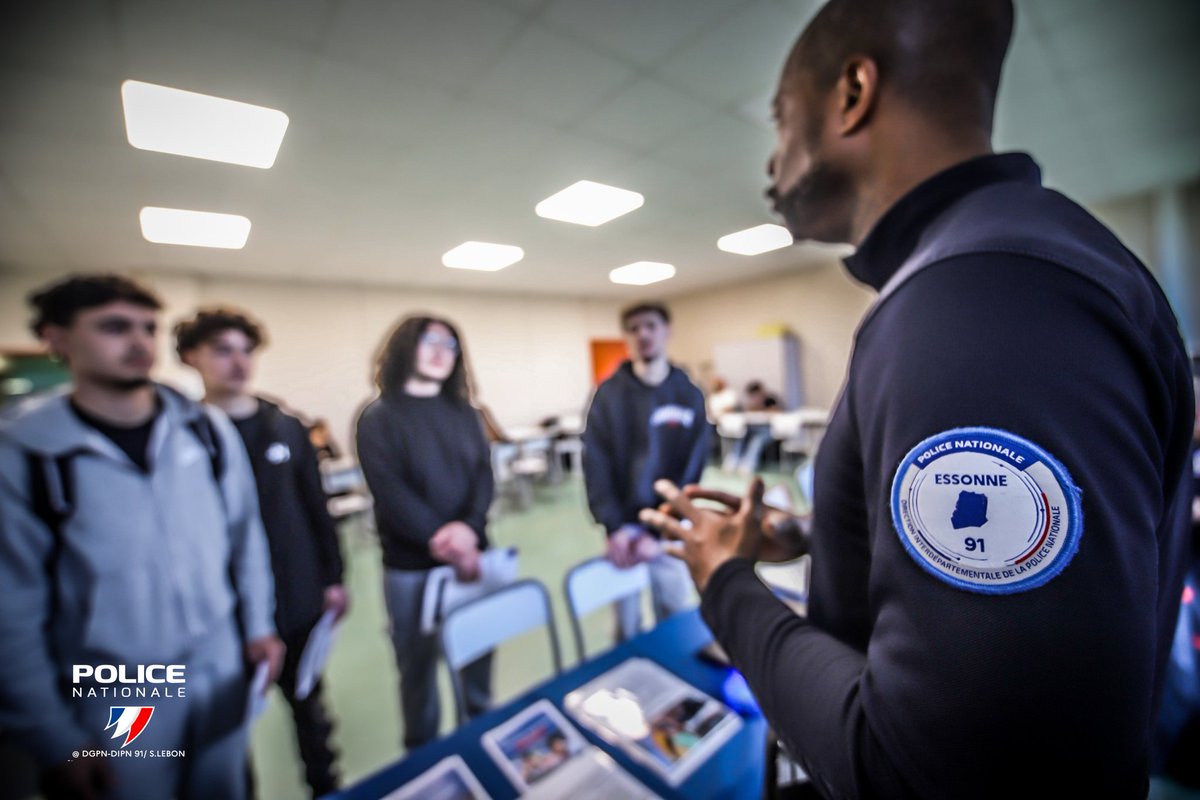 PoliceNat91's tweet photo. #LaPoliceRecrute | Ce matin, nous étions présents au forum des métiers du lycée Einstein à #sgdb. 
Au programme :
➡️ échanges
➡️ partages d'expérience
➡️ découverte de nos missions et de nos métiers,  avec les futurs bacheliers. https://t.co/vYQS2JatLo