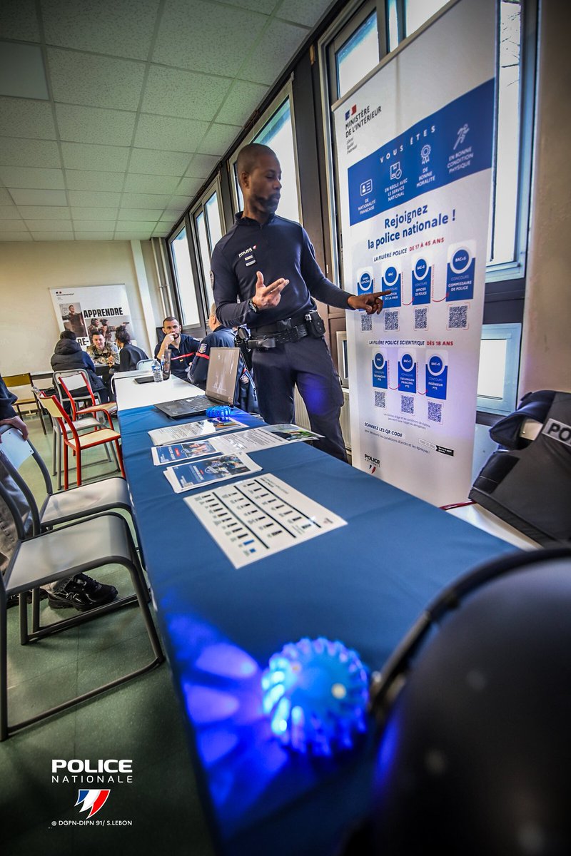 PoliceNat91's tweet photo. #LaPoliceRecrute | Ce matin, nous étions présents au forum des métiers du lycée Einstein à #sgdb. 
Au programme :
➡️ échanges
➡️ partages d'expérience
➡️ découverte de nos missions et de nos métiers,  avec les futurs bacheliers. https://t.co/vYQS2JatLo