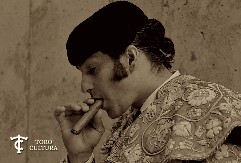 "No existe ningún gran genio sin un toque de demencia" Séneca
#Toros #Cultura #Filosofia #Arte #Sevilla <a href="/MORANTISTA97/">Genio de la Puebla</a> <a href="/MoranteTour/">Morante Tour</a> #Spain #photograph