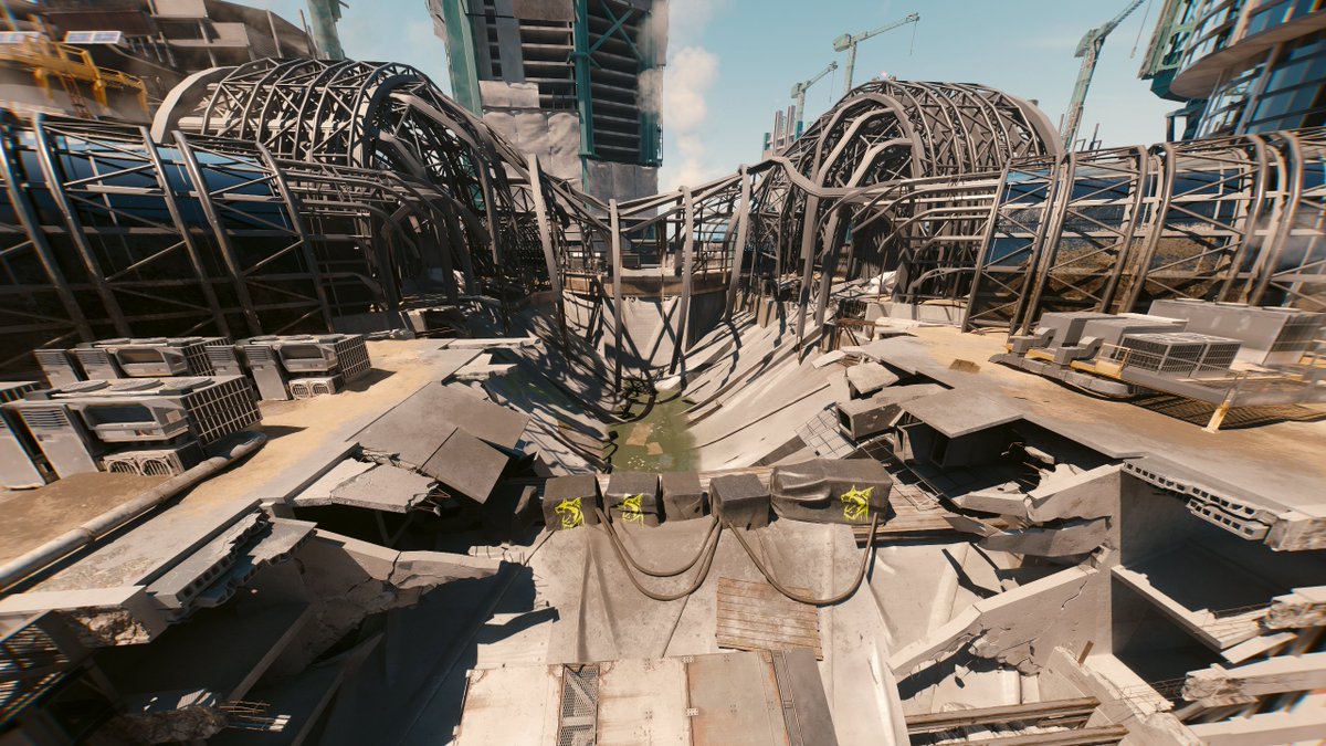 自力でどうやって行くのかわかんないんですけど、SF1墜落現場は商魂たくましくスカベンジャーズが宝探しをしています。見習いたいね。
#Cyberpunk2077