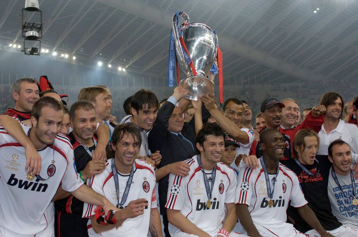 Kaladze 🇬🇪 se souvient de 2007

« Filippo Inzaghi était incroyable. À l’entraînement, on le taquinait, il ne savait pas jongler plus de dix fois. Mais il avait un instinct inné, celui d’un attaquant phénoménal. »