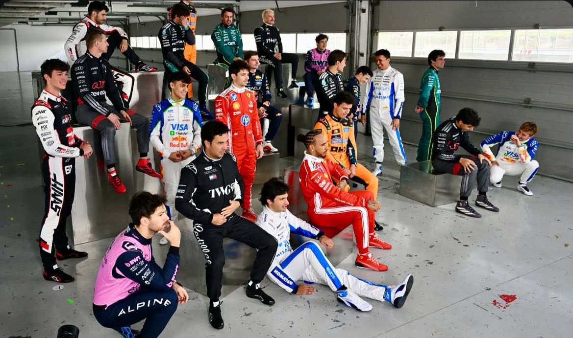 sainzrise's tweet photo. lando front and center and carlos being in the front row as well #madeforme https://t.co/rS5e8zlUZp