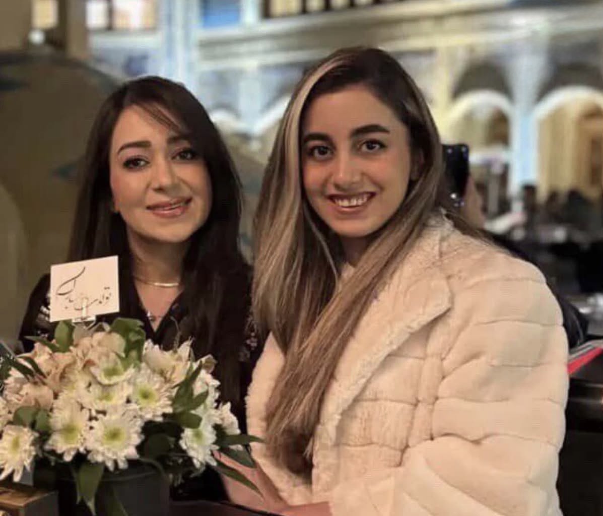 به كفتهى يك منبع مطلع به صداى شهريور، #نيوشا_نخعى ٢٥ ساله و #مونا_نخعى ٣٧، از انتقال خود به زندان #قرجک_ورامين خبر داده‌اند، جايى كه به دليل شرايط بحرانى اش به «جهنم زندانيان» معروف است.
اين امر موجب افزايش نكرانى عزيزان و نزديكان اين دو خواهر در خصوص وضعيت آنها شده است.